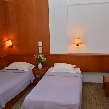 Hotel Gueleryuez 2 2*